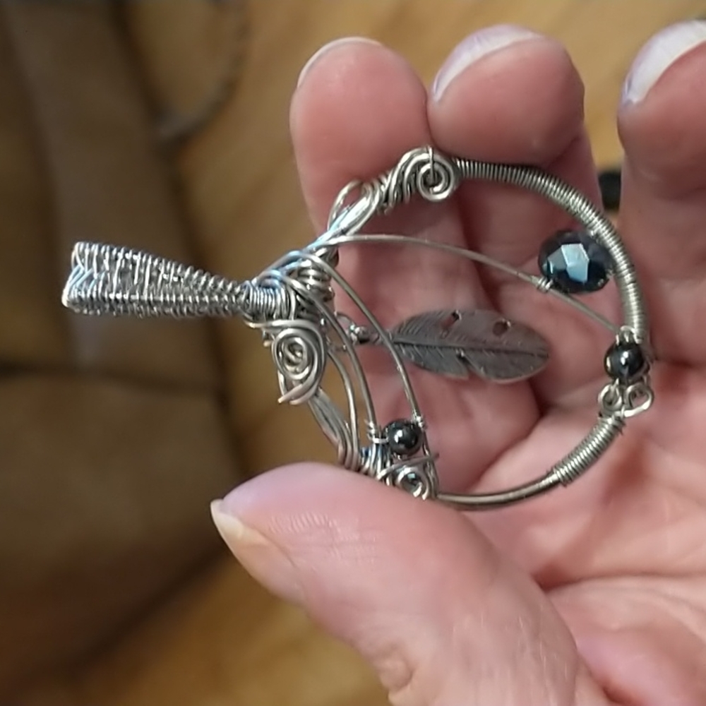 NWT Beautiful Handcrafted Feather Pendant